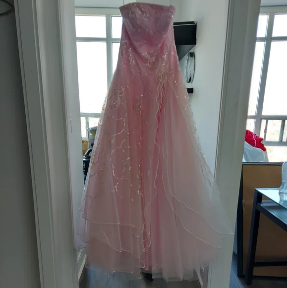 Beautiful Cache Gown🩰🛍 - Picture 4 of 17